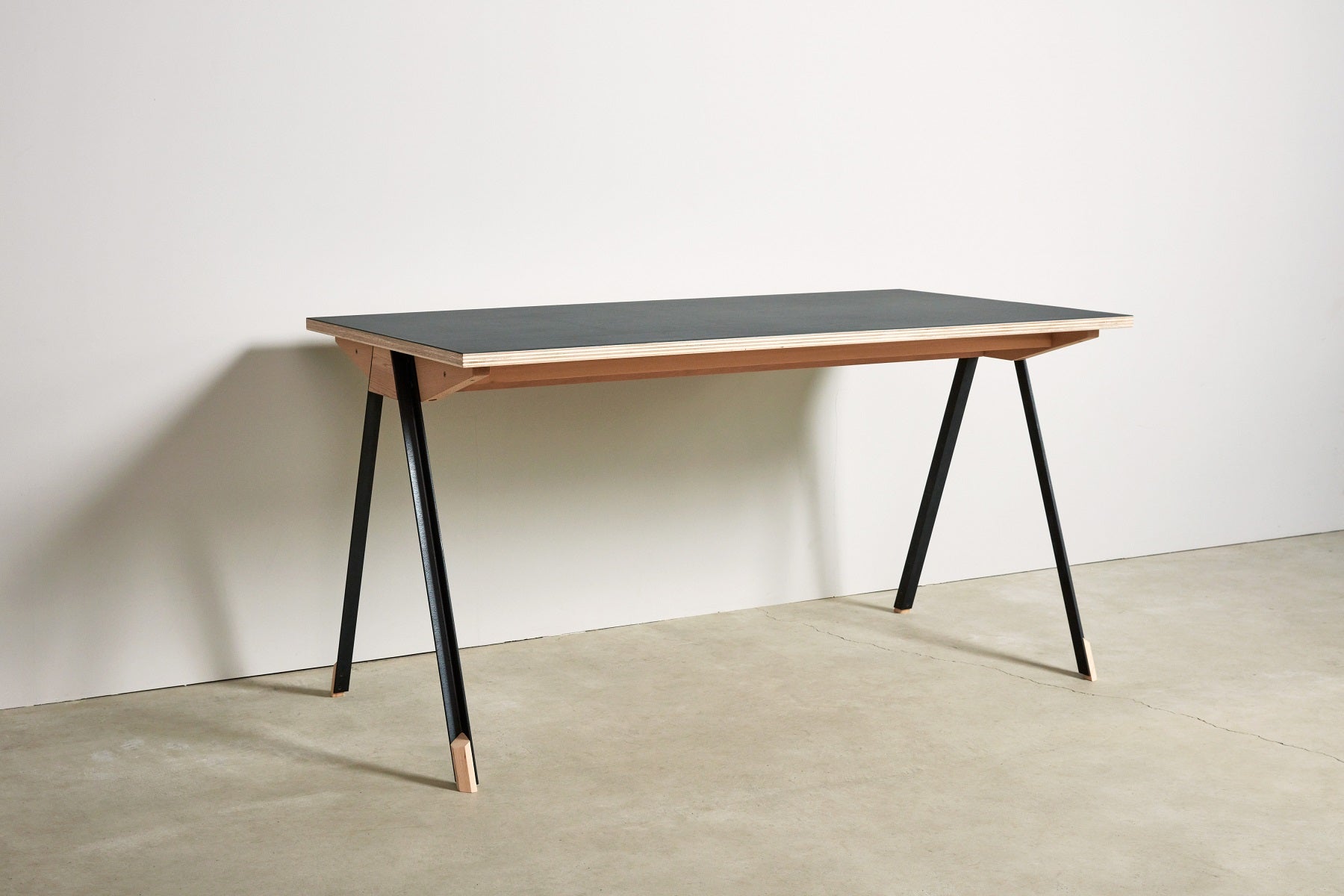 TABLE / DESK