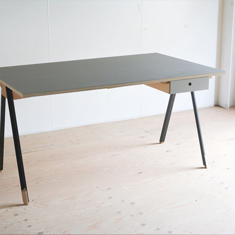 TABLE / DESK